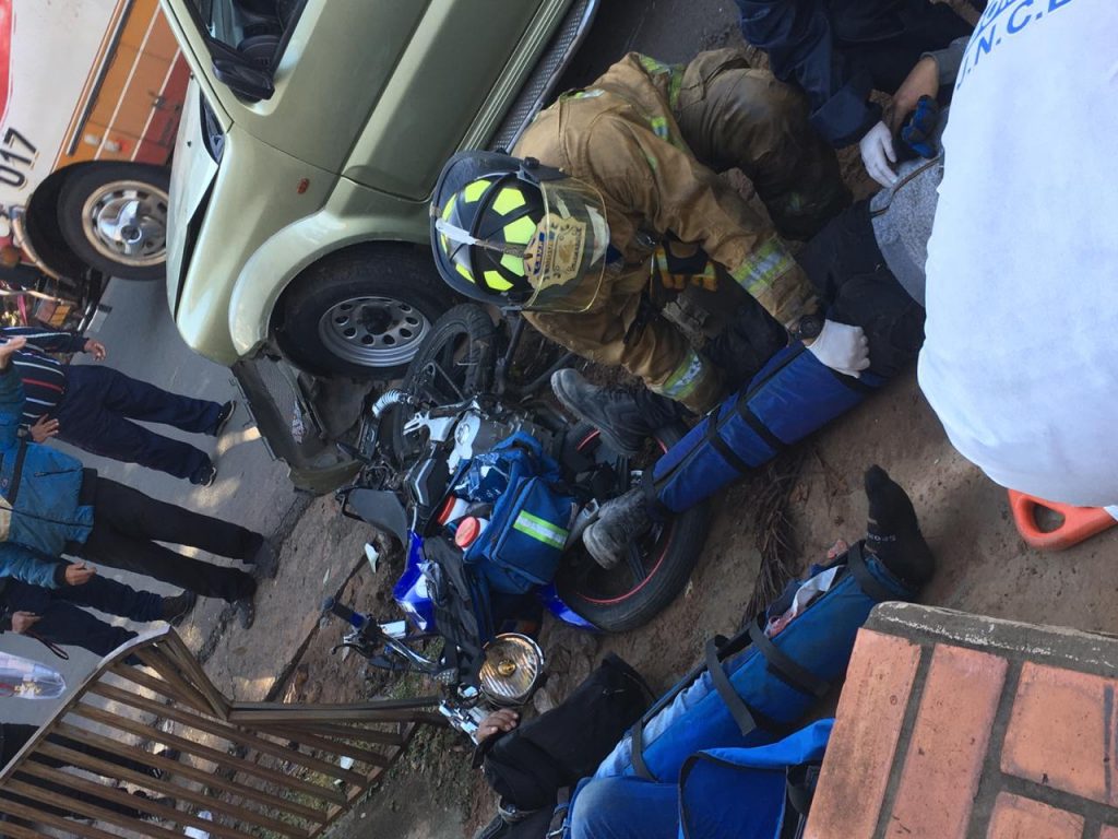 Una colisión entre un automóvil y una motocicleta dejó como saldo dos heridos en la mañana de este sábado en el microcentro de la ciudad de Luque. 