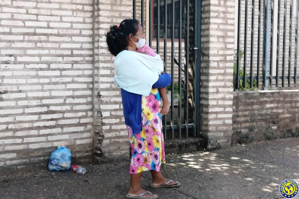 Ante la falta de más controles, los adultos siguen exponiendo a criaturas en los cruces semafóricos de Luque. La señora de la foto se suele instalar en las calles Rosario y Tte. Rojas Silva, del barrio Bella Vista, en la entrada al centro de la ciudad desde Limpio. Allí se realizó un procedimiento hace un par de semanas y la madre de la criatura se encuentra procesada por alquilar a su hijo a un joven para solicitar dinero a los conductores. El niño fue dopado para mantenerlo "dormido", mientras pedían dinero bajo un intenso sol.
