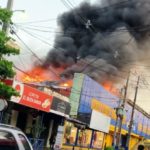 Fuego devora depósito de comercio en Luque