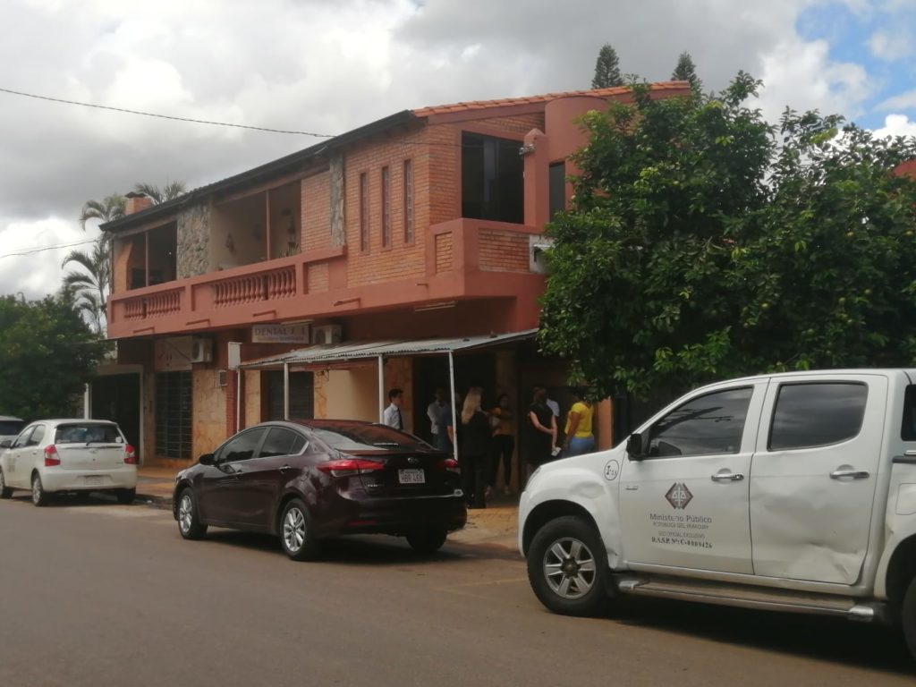 El fiscal de Delitos Económicos, Rodrigo Estigarribia, encabezó un allanamiento en la vivienda del jefe aduanero detenido por presunta coima. Se trata Oscar Erwin Villamayor Báez, imputado por cohecho pasivo agravado y extorsión. La vivienda perteneciente al suegro del mismo, está situado en las calles Luis Alberto de Herrera y Coronel Oviedo, del Cuarto Barrio, Luque.