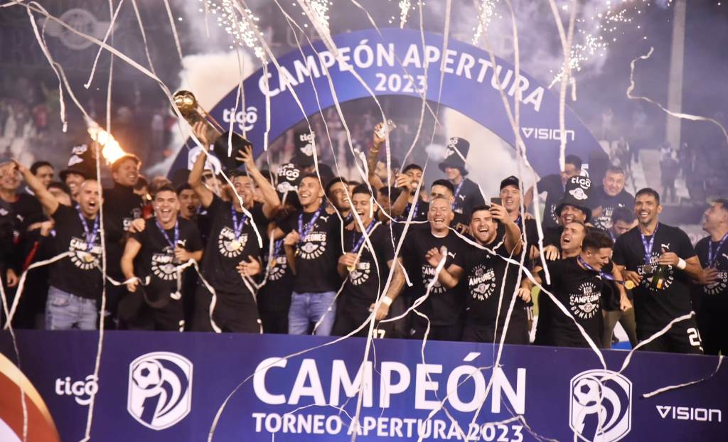 En su Huerta, Libertad venció 1-0 a Olimpia y aprovechó la caída de Cerro Porteño ante Gral. Caballero, y celebró el logro del título del torneo Apertura 2023.