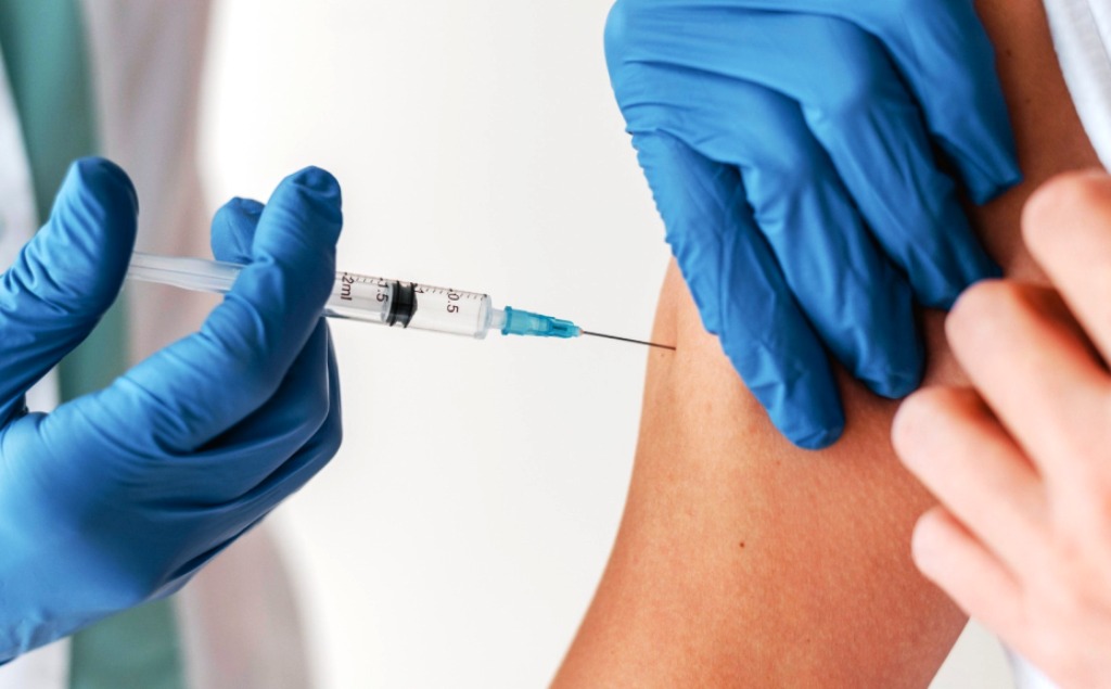 La Dra. Florencia Cahn, médica infectóloga de la Universidad de Buenos Aires (UBA) señala la importancia de utilizar la vacuna bivalente anual, adaptada a las variantes actuales del virus y que en nuestro país se aplica de manera gratuita en centros vacunatorios públicos.