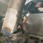 Embarazada quedó atrapada en su auto tras derribar columna