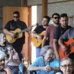 Artistas llevan serenata navideña a adultos mayores