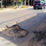 Mugre y baches “adornan” calles de Luque