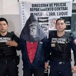 En arriesgada maniobra, automovilista frena a motochorros