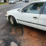 Urgen limpieza y bacheado frente a escuela