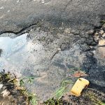 Caño roto y bache destrozan calle en Luque