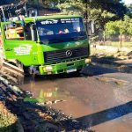 Cráter “se traga” camiones y autos cerca del aeropuerto