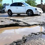 Los cráteres de Avda. ex Brítez destrozan vehículos