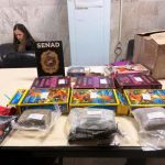 Drogas ocultas en juguetes en el aeropuerto