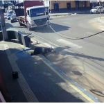 Menores en moto cruzan semáforo en rojo y chocan a camión